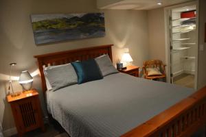 a bedroom with a bed and two lamps and a chair at Spiritview Bellevue in Bellevue