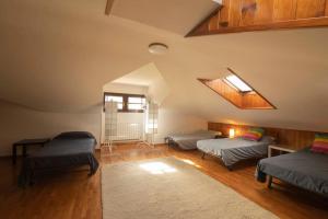 um quarto no sótão com 3 camas e uma clarabóia em Llanes: Casa Azul de Pancar em Pancar