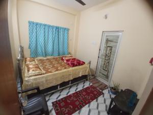 ein Schlafzimmer mit einem Bett und einem blauen Vorhang in der Unterkunft Royal home homestay in kolkata
