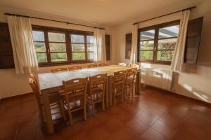 uma sala de jantar com uma grande mesa e cadeiras em Llanes: Casa Azul de Pancar em Pancar
