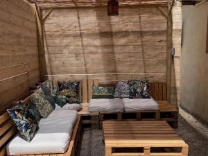 zwei Bänke in einem Zimmer mit Kissen darauf in der Unterkunft Luxurious Villa in Cazaubon with Swimming Pool in Marguestau
