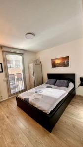 um quarto com uma cama grande num quarto em Appartement très proche centre LYON, 5 personnes em Caluire-et-Cuire