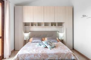 1 dormitorio con 1 cama con 2 almohadas en Tortuga House - private Jacuzzi -, en Telti