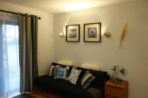 uma sala de estar com um sofá e duas fotografias na parede em Stunning guest house in Frenchay em Bristol