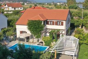 - une vue aérienne sur une maison et une piscine dans l'établissement VILLA OTOK WITH POOL, TOP LUXURY IN TREBINJE, à Trebinje