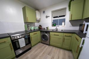 Η κουζίνα ή μικρή κουζίνα στο Spacious & Central Ground Floor Apt