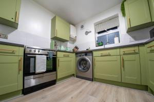 Η κουζίνα ή μικρή κουζίνα στο Spacious & Central Ground Floor Apt +16 φωτογραφίες