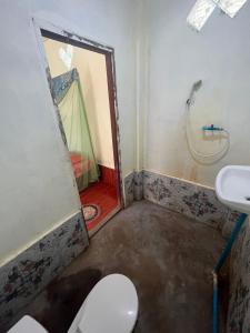 a bathroom with a toilet and a shower and a sink at Mr. Loy Guesthouse in Don Det