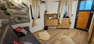 ein Wohnzimmer mit einem Sofa und Holzboden in der Unterkunft Chalet Hay Huy in Buşteni