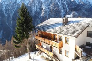 ein Haus mit Bergblick in der Unterkunft Ferienwohnung Gompitzer in Heiligenblut