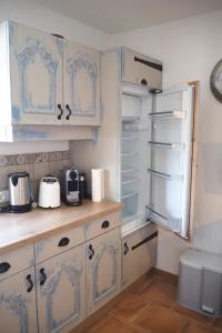 eine Küche mit einem offenen Kühlschrank im Zimmer in der Unterkunft Ferienwohnung Gompitzer in Heiligenblut