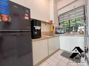 cocina con nevera y fregadero en New Seaview with Seaside Apartment 2 BR en Port Dickson