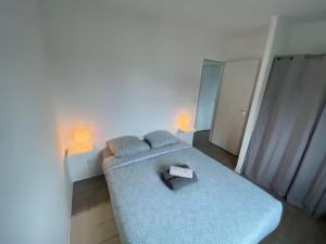 Cette chambre comprend un lit bleu avec deux oreillers. dans l'établissement Maison T4 proche Bordeaux, à Lormont