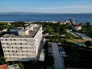 uma vista aérea de um edifício e de um parque de estacionamento em SEASCAPE em Split