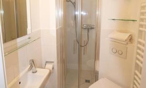 une salle de bains avec douche, toilettes et lavabo dans l'établissement Atlantik - Strandstr 15, App 12, à Wenningstedt 12 autres photos