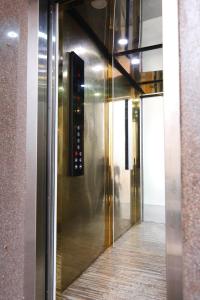 um elevador num edifício com a porta aberta em Green View Residency em Greater Noida