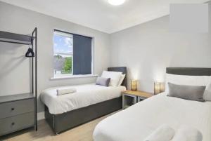 Postel nebo postele na pokoji v ubytování Modern Penthouse Long Stay Free Parking!