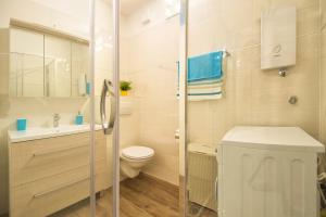un baño con inodoro y lavabo en Apartment Carmela, en Split 44 fotos más