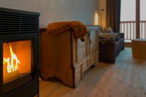 Habitación con chimenea y chimenea. en Appartment Wasserfallspitz, en Sand in Taufers 13 fotos más