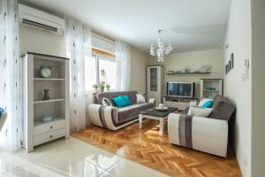 Una sala de estar con dos sofás y un televisor. en Apartment Carmela, en Split