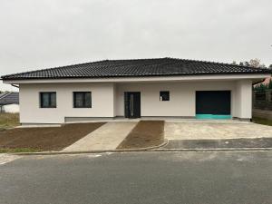 Uma casa branca com uma entrada à frente. em Guesthouse em Rozvadov