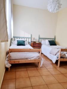 Giường trong phòng chung tại Apartamento rural La Encina Complejo La Fontanina