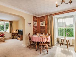 a dining room with a table with a pink table cloth at 3 Bed in Briston 90184 in Briston