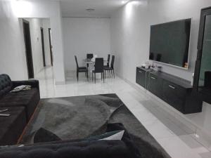 ein Wohnzimmer mit einem Sofa und einem Tisch mit Stühlen in der Unterkunft Luxury 2- Apartment Furnished luxury residence in Cocody