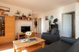 sala de estar con sofá y mesa en Strandpark-Grossenbrode-Haus-Leuchtturm-Wohnung-8, en Großenbrode