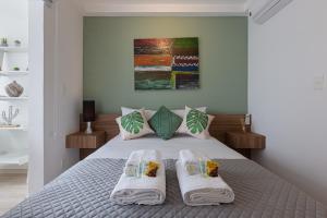 a bedroom with a bed with two towels on it at Easy Star - Apartamento Encantador ao Lado da Faria Lima - BU01H in Sao Paulo