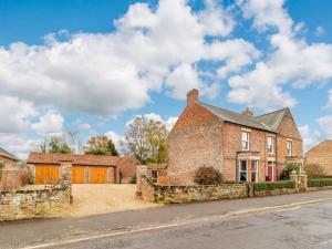 une vieille maison en briques sur le côté d'une rue dans l'établissement 5 Bed in Wisbech 90134, à Wisbech