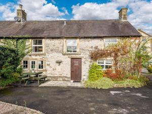 an old stone house with a picnic table in front of it at 3 Bed in Hartington 90125 in Hartington