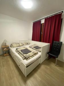 1 dormitorio con cama blanca y cortina roja en Apartment mit Doppelbett in Bonn, en Bonn