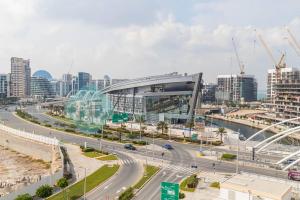 uma auto-estrada em frente a uma cidade com um edifício em Spacious Studio In Raha The View em Abu Dhabi