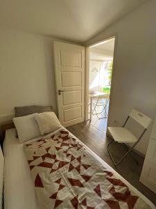 - une chambre avec un lit et une porte avec une chaise dans l'établissement T8 BUDGET 2 Bedroom+Living room Apartment @ agglomeration Taplanszentkereszt, à Szombathely