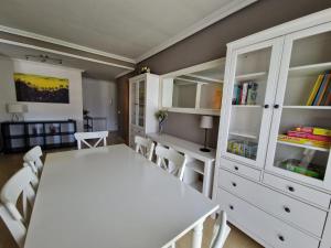 una sala da pranzo con tavolo e sedie bianchi di Casa Adriego a Riaza