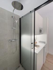 y baño con ducha y puerta de cristal. en SD Habitación céntrica con baño y minicocina, en Terrassa