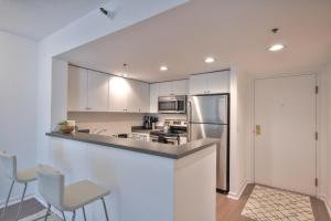 مطبخ أو مطبخ صغير في South Beach 1br w heated pool nr att park SFO-1657