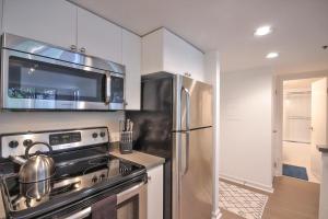 A kitchen or kitchenette at South Beach 1br w heated pool nr att park SFO-1657