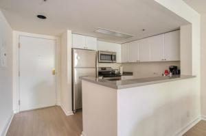 A kitchen or kitchenette at South Beach 1br w on-site shops restaurants SFO-1659