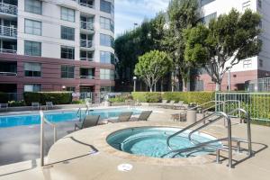 une piscine avec des chaises et un bâtiment dans l'établissement South Beach 1br w on-site shops restaurants SFO-1659, à San Francisco