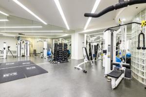 een fitnessruimte met veel loopbanden en machines bij South Beach 1br w on-site shops restaurants SFO-1659 in San Francisco