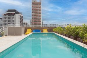 a swimming pool on the roof of a building at Easy Star - Apartamento Encantador ao Lado da Faria Lima - BU01H in Sao Paulo