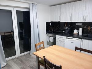 cocina con mesa de madera y comedor en apartmánydelu en Blansko