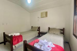 a room with two beds in a room at Praia de Geribá c2 in Búzios +1 photo