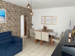 salon z niebieską kanapą i stołem w obiekcie Apartamento na orla de Olinda w mieście Olinda