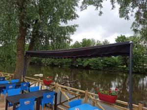 un set para una fiesta junto al río en TONNEAU HERBERGEMENT INSOLITE AU CAMPING DES NIERES, en Ébreuil