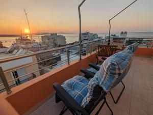 - Balcón con 2 sillas en un barco en Tamar's place en La Canea