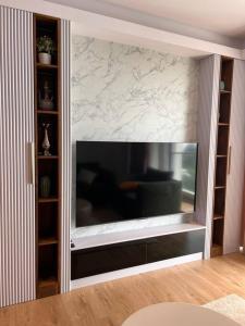 duży telewizor z płaskim ekranem w salonie w obiekcie Luxurious 3-Bedroom in Hulhumalé w mieście Hulhumale