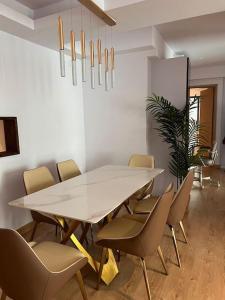 uma sala de jantar com uma mesa branca e cadeiras em Luxurious 3-Bedroom in Hulhumalé em Hulhumale